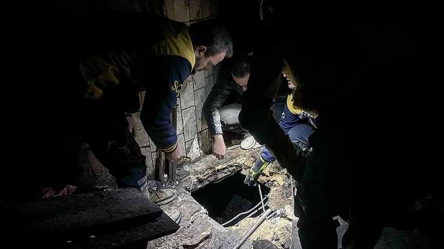 AA, Suriye'de çöken rejimin işkence merkezi Sednaya'da gizli bölmeleri araştıran ekiplerin çalışmalarını görüntüledi