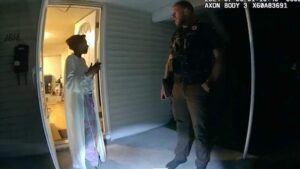 ABD'de siyahi kadın, yardım için evine çağırdığı polis tarafından vurulduv