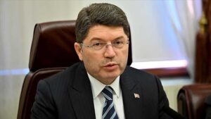 Adalet Bakanı Tunç, Türk bayrağına saldırılarda bulunulmasıyla ilgili resen soruşturma başlatıldığını bildirdi