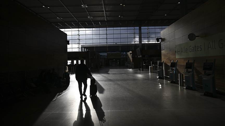 Almanya'da 11 havalimanındaki güvenlik personelinin grevinden 200 bin yolcu etkilendi