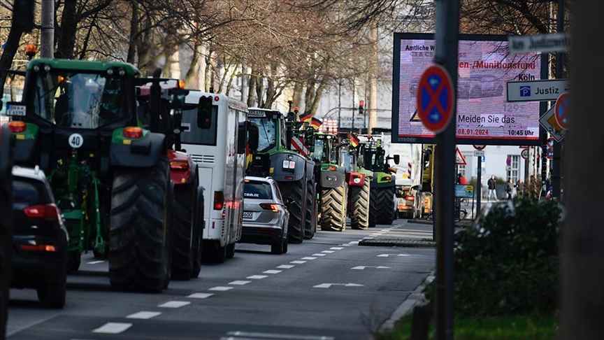 Almanya'da çiftçiler, sübvansiyonların kesilmesini protesto ederek traktörlerle yolları kapattı