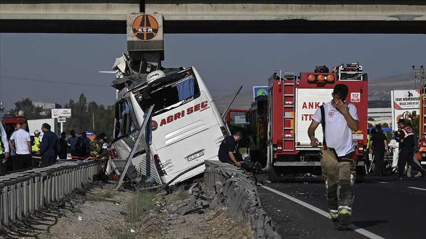 Ankara'da yolcu otobüsünün köprü ayağına çarptığı kazada 9 kişi öldü, 27 kişi yaralandı