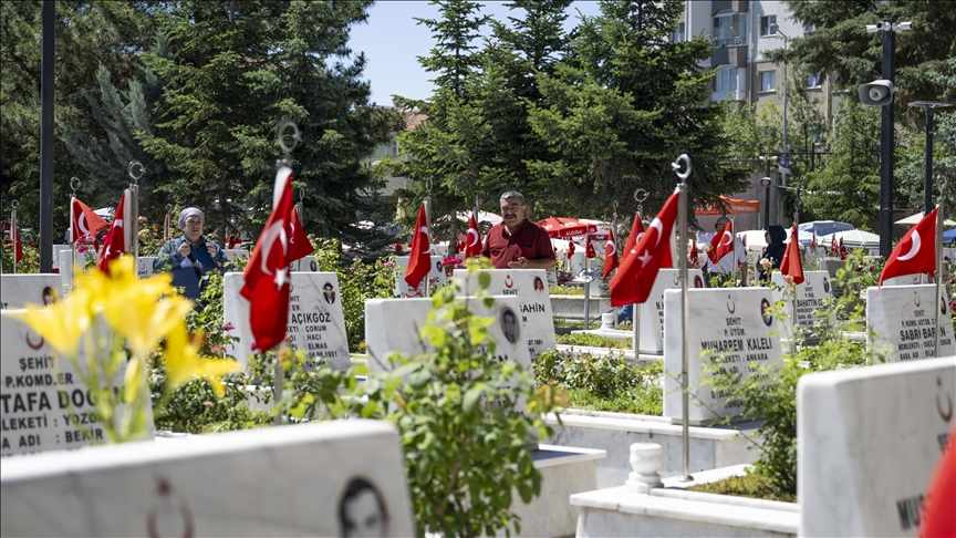 Arife gününde şehitlik ve mezarlıkları ziyaret edenler yakınları için dua okudu