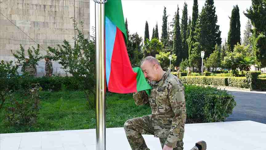 Azerbaycan Cumhurbaşkanı Aliyev, Hankendi ve Hocalı'da Azerbaycan bayrağını göndere çekti