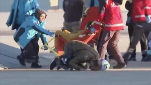 Bakan Koca, Türkiye'ye indiğinde şükür secdesi yapan Gazzeli babanın videosunu paylaştı