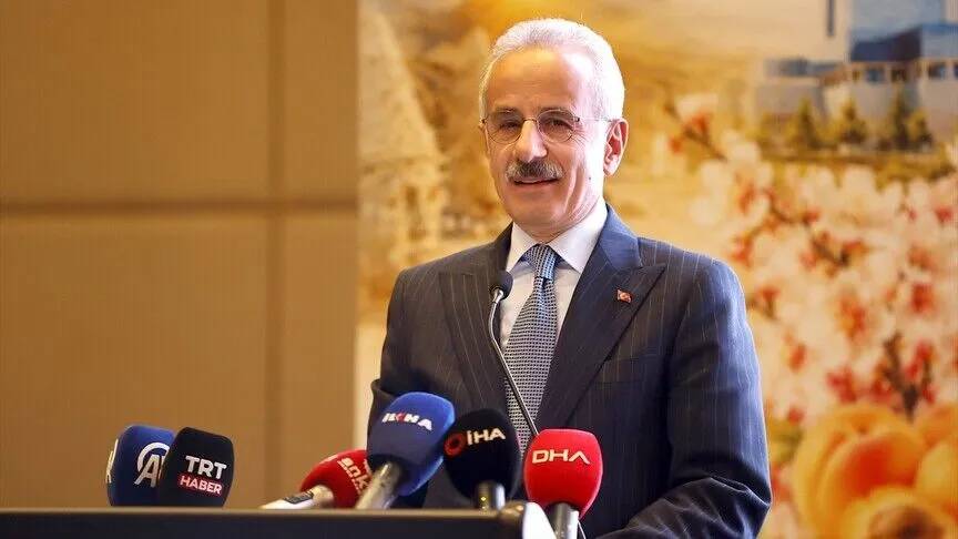 Bakan Uraloğlu: 5G, yüksek hızı ve milisaniye düzeyindeki gecikmesiyle sağlıkta cerrahi uygulamaların önünü açtı