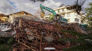Balıkesir Sındırgı merkezli depremde yıkılan binaların enkazı kaldırılıyor