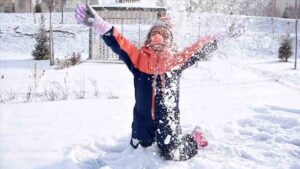 Bazı illerde kar yağışı nedeniyle eğitime ara verildi