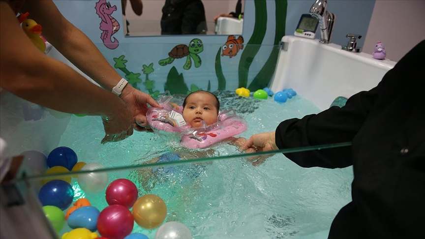 Bebeklerin fiziksel gelişimi için devlet hastanesinde jakuzi ve masaj hizmeti
