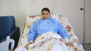 Bulantı şikayetiyle hastaneye götürülen çocuğun karnından saç yumağı çıktı