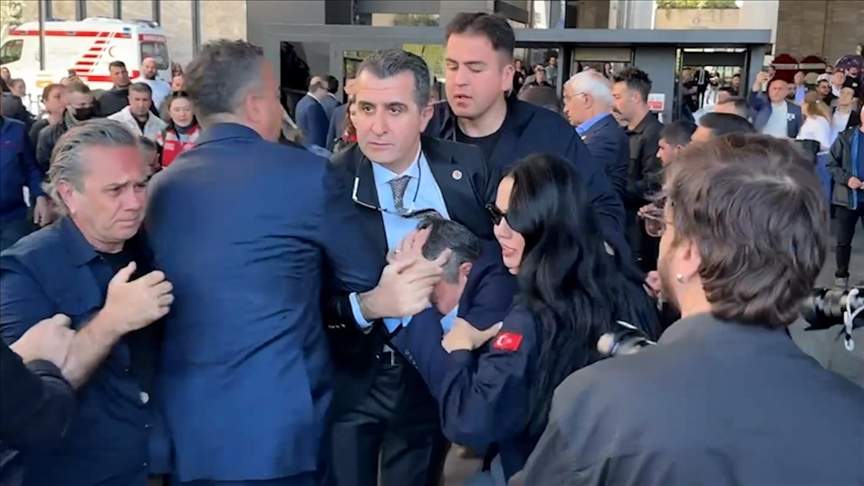 CHP Genel Başkanı Özel'e yumruklu saldırı
