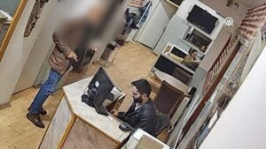 CHP Genel Başkanı Özel'i yumruklayan saldırgan hakkındaki soruşturma derinleştiriliyor, yeni görüntülere ulaşıldı