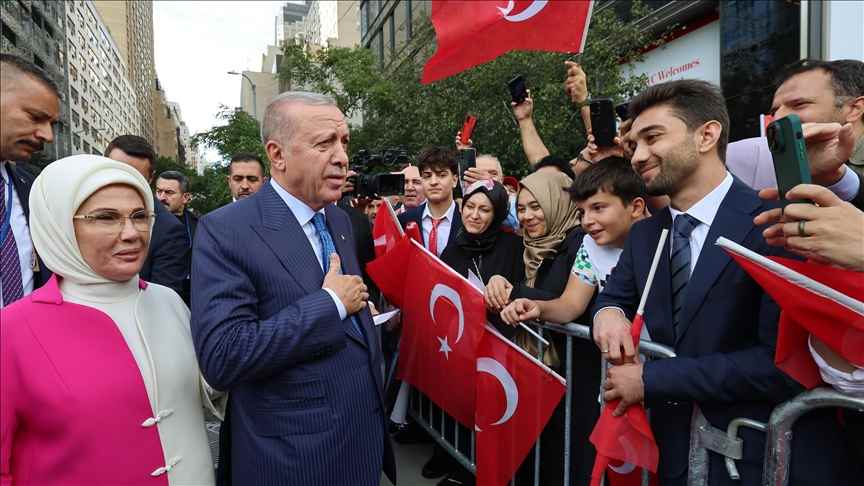 Cumhurbaşkanı Erdoğan, ABD'deki Türkevi'ne girişinde sevgi gösterileriyle karşılandı