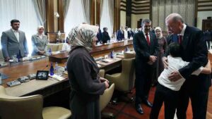 Cumhurbaşkanı Erdoğan, Kahramanmaraş'taki okul saldırısında hayatını kaybeden öğrencilerin aileleriyle görüştü