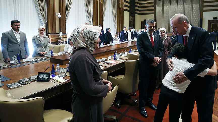 Cumhurbaşkanı Erdoğan, Kahramanmaraş'taki okul saldırısında hayatını kaybeden öğrencilerin aileleriyle görüştü