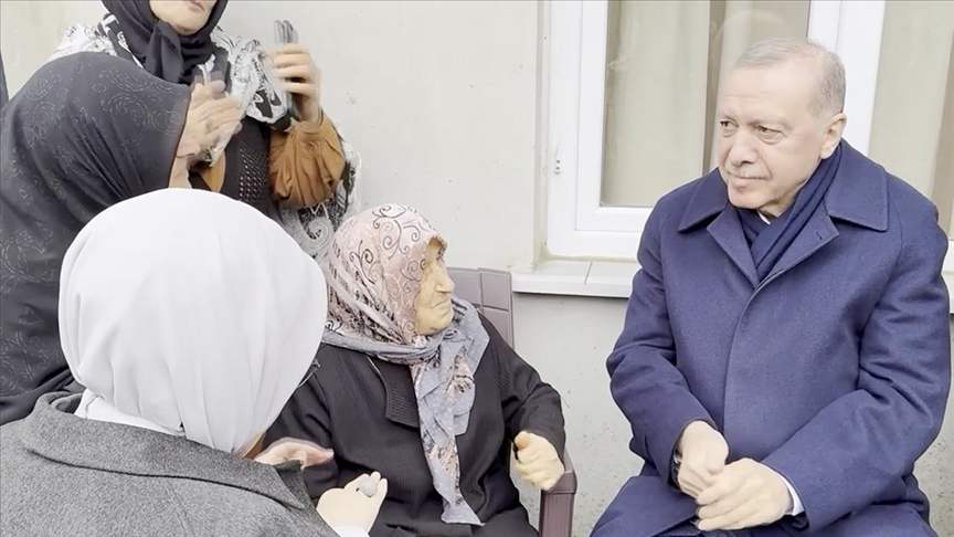 Cumhurbaşkanı Erdoğan, Rize'de komşularıyla bayramlaştı