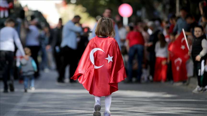 Cumhuriyet'in 102. yılı kutlamaları 21 pare top atışıyla başladı
