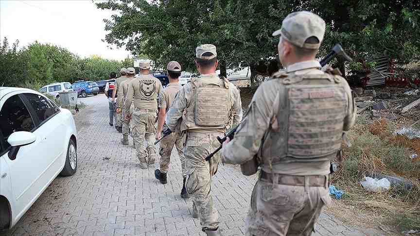 Adalet Bakanı Tunç'tan Diyarbakır'da kaybolan Narin Güran'a ilişkin açıklama Adalet Bakanı Yılmaz Tunç, 8 yaşındaki Narin Güran'ın Diyarbakır'ın merkeze bağlı Tavşantepe Mahallesi'nde kaybolmasına ilişkin soruşturmanın çok yönlü devam ettiğini, şu anda 1 kişinin gözaltında olduğunu bildirdi. Yusuf Soykan Bal | 28.08.2024 - Güncelleme : 28.08.2024 Adalet Bakanı Tunç'tan Diyarbakır'da kaybolan Narin Güran'a ilişkin açıklama Ankara Bakan Tunç, sosyal medya hesabından yaptığı açıklama şu ifadelere yer verdi: "Diyarbakır'ın merkeze bağlı Tavşantepe Mahallesi'nde 8 yaşındaki Narin Güran evladımızın kaybolmasıyla ilgili Diyarbakır Cumhuriyet Başsavcılığınca başlatılan soruşturma çok yönlü şekilde sürdürülmektedir. Soruşturma kapsamında şu anda 1 kişi gözaltındadır. Olayın açıklığa kavuşturulması için her ayrıntı dikkatle incelenmekte olup, titizlikle sürdürülen soruşturmada ifade alma işlemleri de devam etmektedir. Temennimiz Narin evladımızın bir an önce sağ salim şekilde bulunmasıdır."