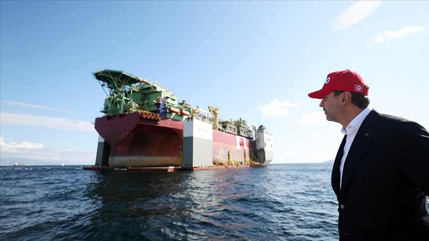 Doğal gaz üretimini iki katına çıkaracak yüzer üretim platformunun 29 Mayıs'ta İstanbul Boğazı'nı geçeceği bildirildi
