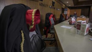 Ehliyet sınavında düzenek kullanarak kopya çeken 49 yaşındaki kadının 4 yıla kadar hapsi istendi