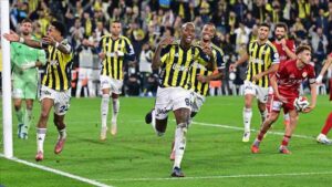 Fenerbahçe, 3 resmi maç sonra galip Fenerbahçe 2-0 Antalyaspor