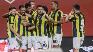 Fenerbahçe kayıp yaşamadan zirvedeki yerini korudu