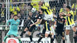 Fenerbahçe şampiyonluk şansını zora soktu