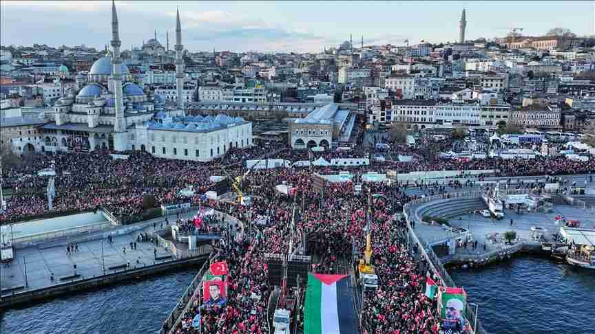 Filistin'e destek için 520 bin kişi Galata Köprüsü'nde buluştu