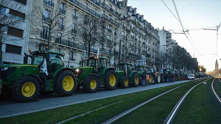 Fransa'da çiftçiler traktörleriyle Paris'i kuşatma eylemi yaptı