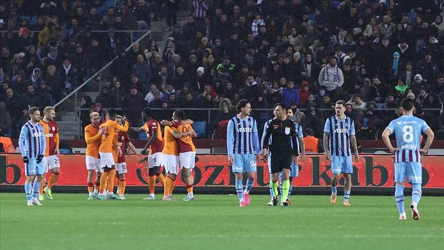 Galatasaray, Trabzon'da zirveyle puan farkını kapadı