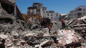 Gazze'de daha önce hedef alınan binanın enkazından iki aileye ait 99 cenaze çıkarıldı