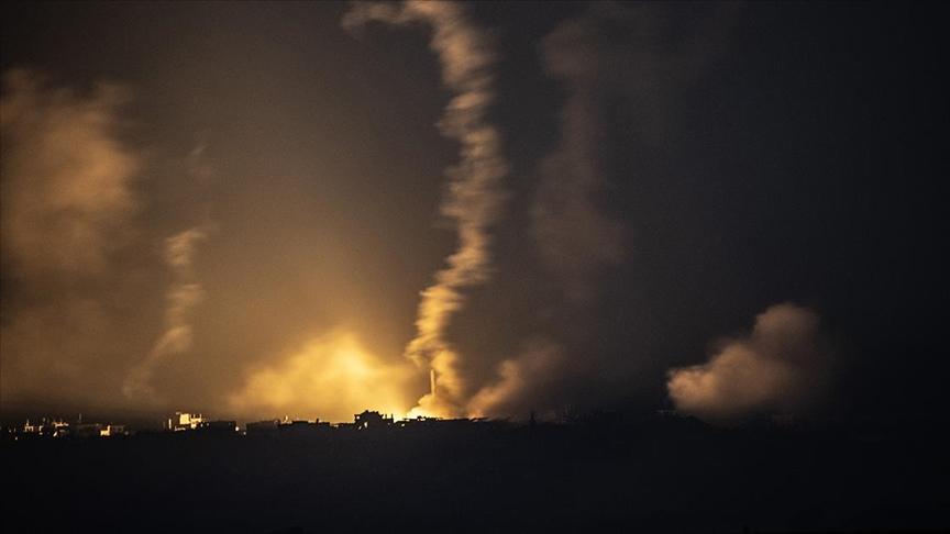 Gazzeli kız Dünyada kutlamalar yapılırken, biz yeni yıla bombardıman altında giriyoruz