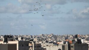 Gazze’ye havadan indirilen yardım kutuları sivillerin üzerine düştü 5 ölü