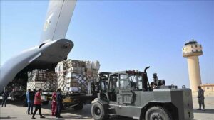 Gazze'ye ilaç ve tıbbi malzeme taşıyan askeri kargo uçağı Mısır'a ulaştı