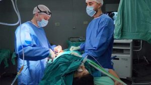 Gazze'yi ziyaret eden Filistin asıllı İngiliz Doktor Bedir Gazze Şeridi'ndeki doktorlar gerçek kahramanlar