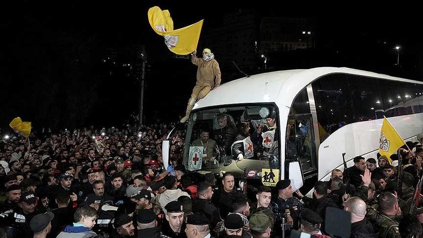 Hamas ile İsrail arasındaki esir takasının üçüncü turunda 110 Filistinli esir özgürlüğüne kavuştu
