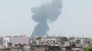 Hindistan'ın Gucerat eyaletinde 242 kişiyi taşıyan yolcu uçağı düştü