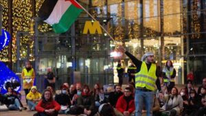 Hollanda'da 8 tren istasyonunda Filistin'e destek için oturma eylemleri yapıldı