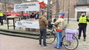 Hollanda'da İslamofobik saldırılara tepki olarak Kur'an-ı Kerim dağıtıldı