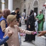 İngiltere'de Müslüman karşıtlığına kek dağıtarak tepki gösteren otizmli Joshie, kampanyasını İstanbul'da sürdürüyor