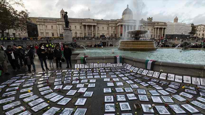 İngiltere'de on binlerce kişi, başkentin tarihi Trafalgar Meydanı'nda "Gazze'de ateşkes" çağrısı yaptı
