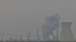 İran’ın hedef aldığı İsrail'in Hayfa kentindeki petrol rafinerisinden siyah dumanlar yükseliyor