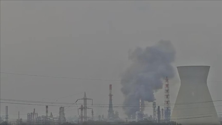 İran’ın hedef aldığı İsrail'in Hayfa kentindeki petrol rafinerisinden siyah dumanlar yükseliyor