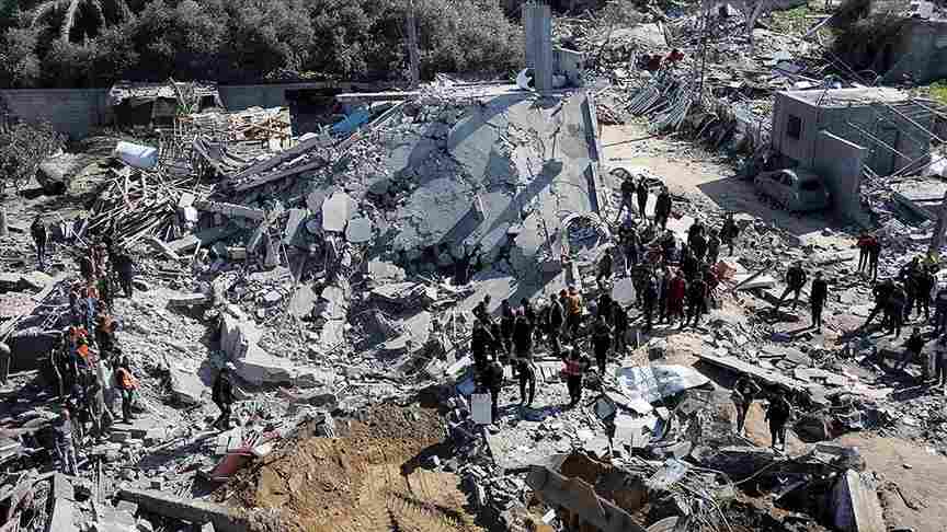 İsrail 135 gündür Gazze Şeridi'ni hava, kara ve denizden bombalamaya devam ediyor