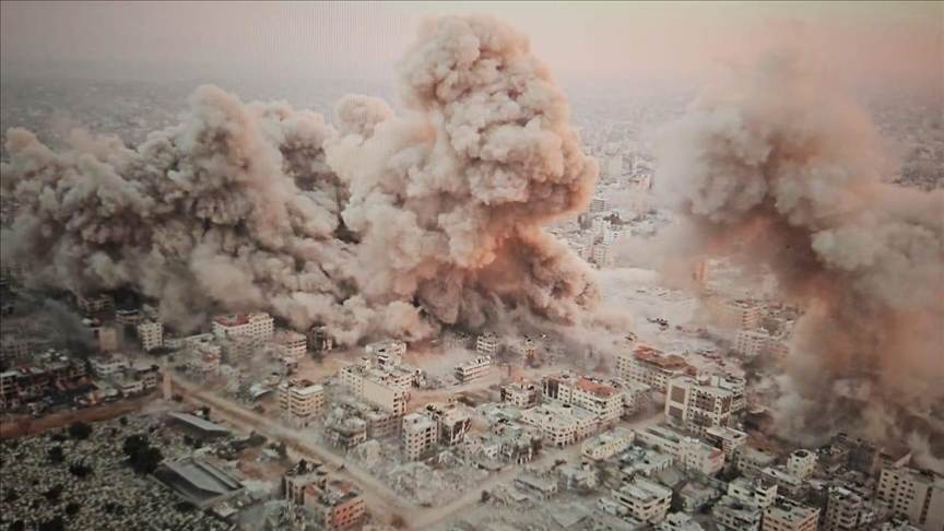 İsrail Gazze kentinde hükümete ait kurumların ve onlarca binanın olduğu bölgeyi yıktı