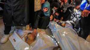 İsrail Gazze'de Filistinlilerin çadırlarını vurdu