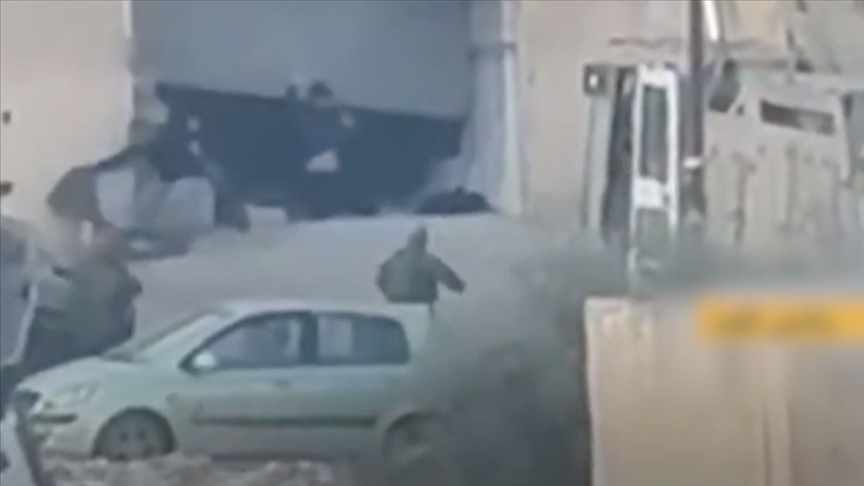 İsrail güçleri Batı Şeria'da ellerini havaya kaldırarak teslim olan 2 Filistinliyi infaz etti