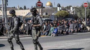 İsrail güçleri Mescid-i Aksa'da cuma namazı kılınmasını 15 haftadır kısıtlıyor