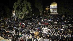 İsrail kısıtlamalarına rağmen Mescid-i Aksa'da teravih namazı için 35 bin Müslüman saf tuttu