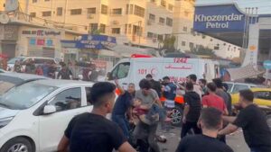 İsrail ordusu, Gazze'de Şifa Hastanesi yerleşkesinin giriş kısmını vurdu